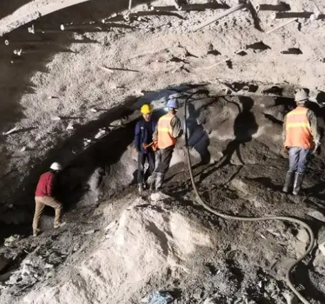 桦川拱顶带模注浆料的施工流程及注意事项
